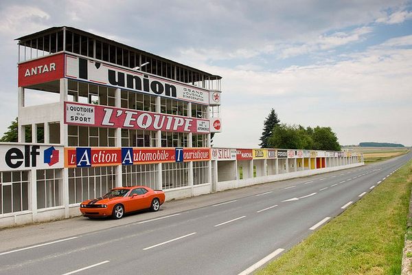 Muscle car in front of the pits.