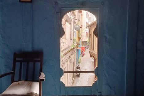 A well-preserved arched window inside the Mujumdar Wada.